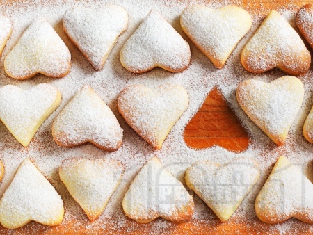 Домашни маслени лимонови сладки с пудра захар и ванилия за Свети Валентин  - снимка на рецептата